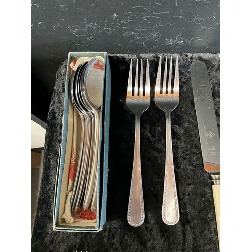 74 - QUANTITY OF MODERN AND VINTAGE CUTLERY TO INCLUDE KNIVES,FORKS,SPOONS ETC