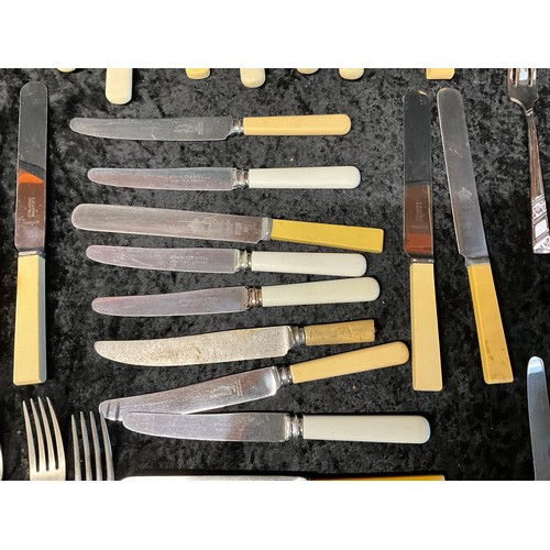 74 - QUANTITY OF MODERN AND VINTAGE CUTLERY TO INCLUDE KNIVES,FORKS,SPOONS ETC