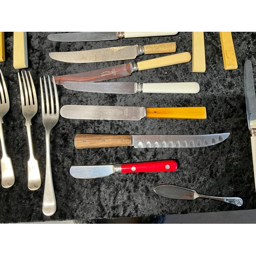 74 - QUANTITY OF MODERN AND VINTAGE CUTLERY TO INCLUDE KNIVES,FORKS,SPOONS ETC