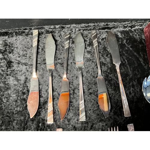 74 - QUANTITY OF MODERN AND VINTAGE CUTLERY TO INCLUDE KNIVES,FORKS,SPOONS ETC