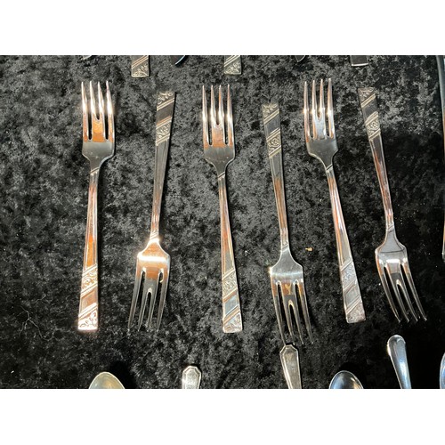 74 - QUANTITY OF MODERN AND VINTAGE CUTLERY TO INCLUDE KNIVES,FORKS,SPOONS ETC