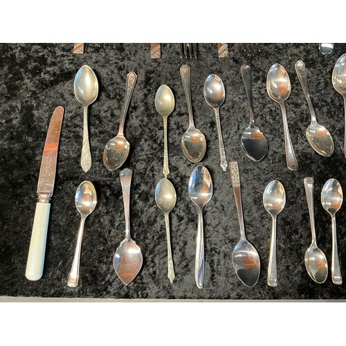 74 - QUANTITY OF MODERN AND VINTAGE CUTLERY TO INCLUDE KNIVES,FORKS,SPOONS ETC