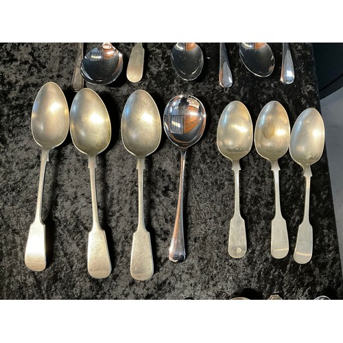 74 - QUANTITY OF MODERN AND VINTAGE CUTLERY TO INCLUDE KNIVES,FORKS,SPOONS ETC