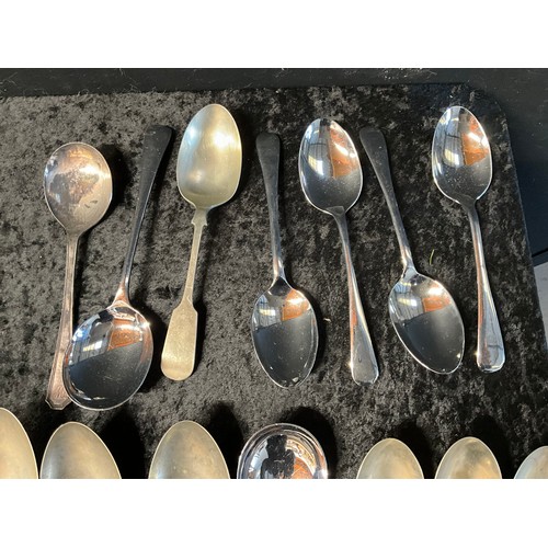 74 - QUANTITY OF MODERN AND VINTAGE CUTLERY TO INCLUDE KNIVES,FORKS,SPOONS ETC