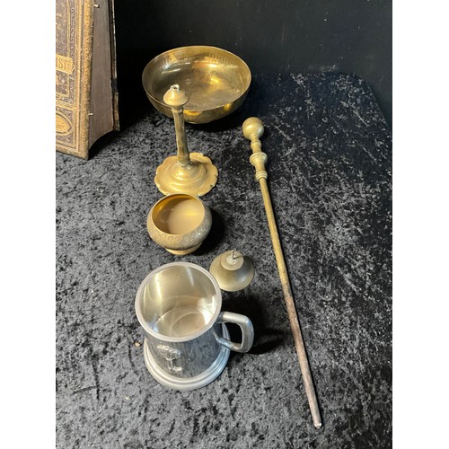 80 - COLLECTION OF BRASS AND METALWARE TO INCLUDE PAIR OF BRASS FIRE DOGS, BRASS TRIVET, CANDLESTICKS, PE... 