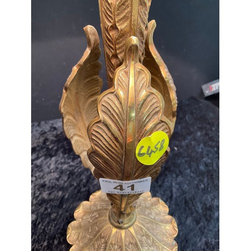 41 - REPRODUCTION BRASS TABLE LAMP DEPICTING THREE LARGE FEATHERS AROUND BRASS COLUMN H19