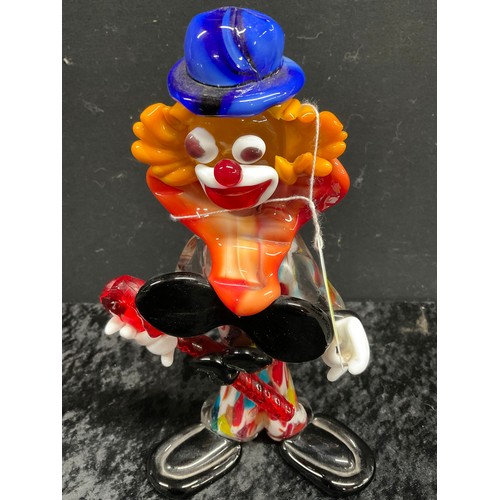 83 - COLLECTION OF GLASS FIGURINES TO INCLUDE A VENETIAN MAURANO GLASS CLOWN H9