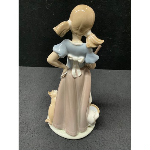 102 - LLADRO FIGURE OF A GIRL WITH 3 CATS H9