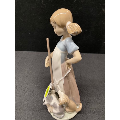 102 - LLADRO FIGURE OF A GIRL WITH 3 CATS H9