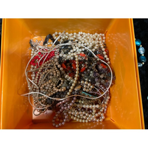 96 - COLLECTION OF VINTAGE AND MODERN COSTUME JEWELLERY MAINLY NECKLACES