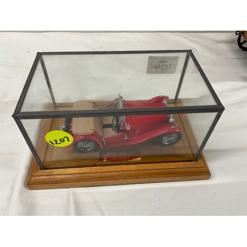 104 - MODEL TRAIN IN WOODEN PRESENTATION BOX  A MG 1948  ROADSTER IN PRESENTATION BOX AND BOX OF A MODEL S... 