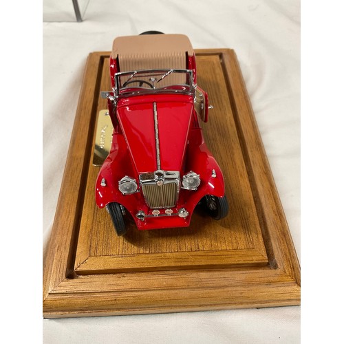 104 - MODEL TRAIN IN WOODEN PRESENTATION BOX  A MG 1948  ROADSTER IN PRESENTATION BOX AND BOX OF A MODEL S... 