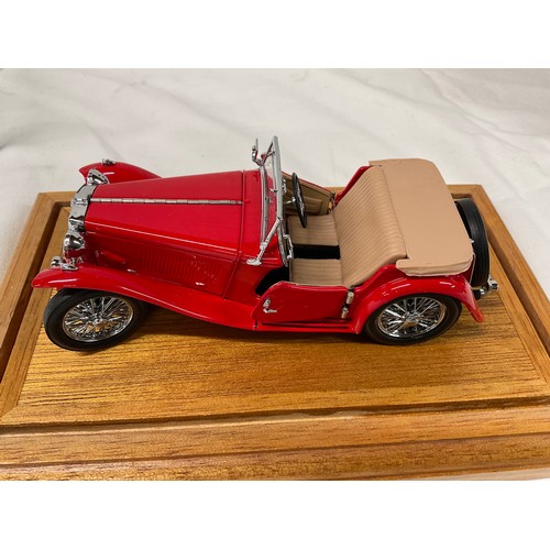 104 - MODEL TRAIN IN WOODEN PRESENTATION BOX  A MG 1948  ROADSTER IN PRESENTATION BOX AND BOX OF A MODEL S... 