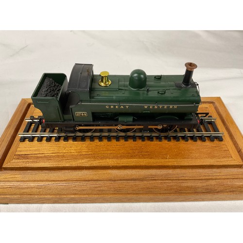 104 - MODEL TRAIN IN WOODEN PRESENTATION BOX  A MG 1948  ROADSTER IN PRESENTATION BOX AND BOX OF A MODEL S... 