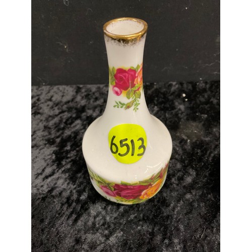 106 - COLLECTION OF CERAMICS TO INCLUDE THREE ROYAL ALBERT OLD COUNTRY ROSES AND WEDGWOOD HUMMING BIRDS CE... 