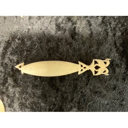 111 - SMALL COLLECTION OF ANTIQUE BONE HAND MADE ITEMS INCLUDING SCISSORS LETTER OPENER ETC A/F