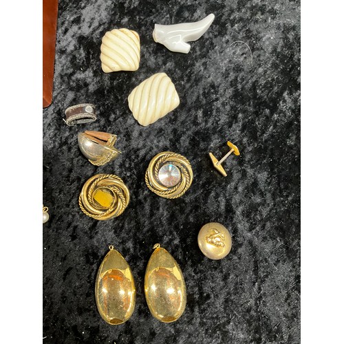 123 - COLLECTION OF COSTUME JEWELLERY TO INCLUDE EARRINGS NECKLACES AND WATCH INCLUDING IMITATION LEATHER ... 