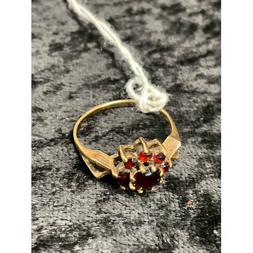 134 - 9 CT GOLD GARNET LADIES DRESS RING TOTAL WEIGHT 1.9G