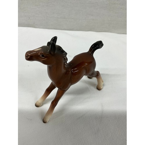 140 - COLLECTION OF ANIMAL FIGURES TO INCLUDE BESWICK BULL SLIGHT CHIP TO ONE HORN AND THREE HORSES