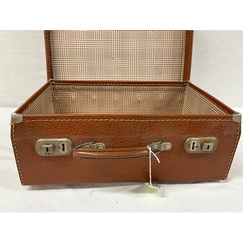 152 - VINTAGE SMALL  SUITCASE  16