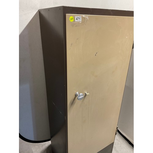 471 - LOCKING METAL CABINET WITH KEY W24