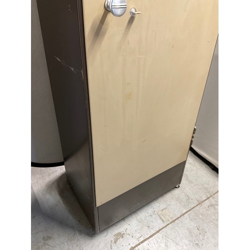 471 - LOCKING METAL CABINET WITH KEY W24