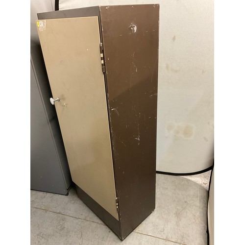 471 - LOCKING METAL CABINET WITH KEY W24