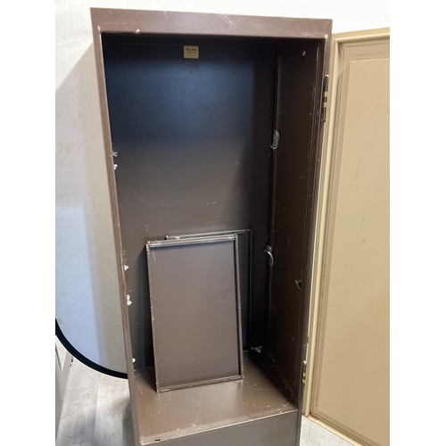 471 - LOCKING METAL CABINET WITH KEY W24