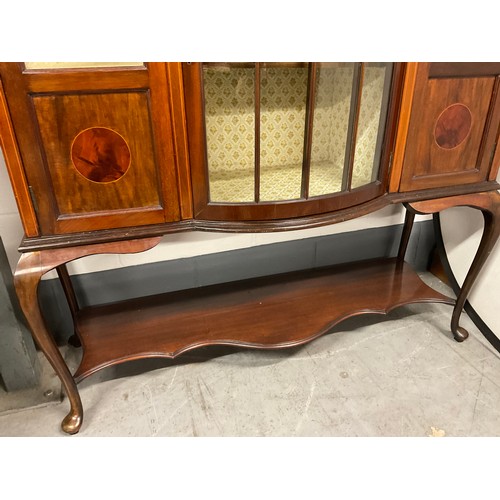 473 - EDWARDIAN MAHOGANY INLAID DISPLAY CABINET WITH THREE GLAZED DOORS AND SHELF TO BASE W48