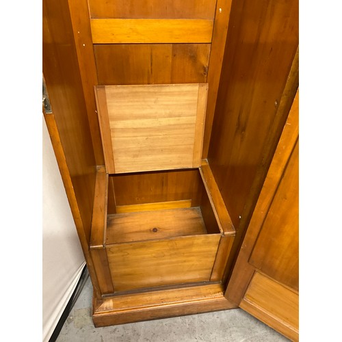 474 - EDWARDIAN SATIN WALNUT COMPACTUM WITH TWO MIRROR DOORS AND DRAWERS TO CENTER W72