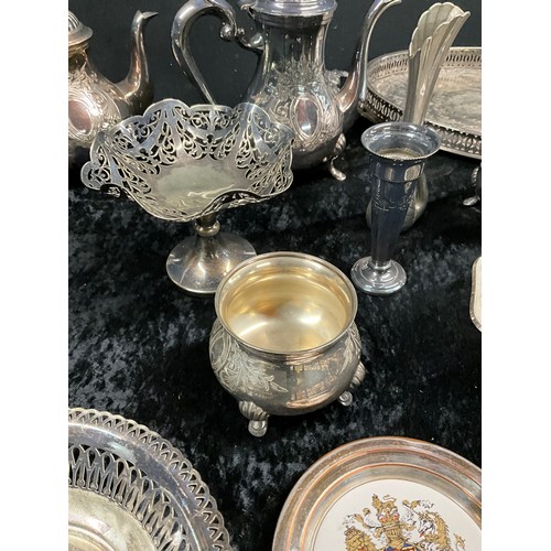 172 - QUANTITY OF SILVER PLATED ITEMS TO INCLUDE TEA AND COFFEE JUGS CREAM AND SUGAR BOWL SERVING DISHES V... 