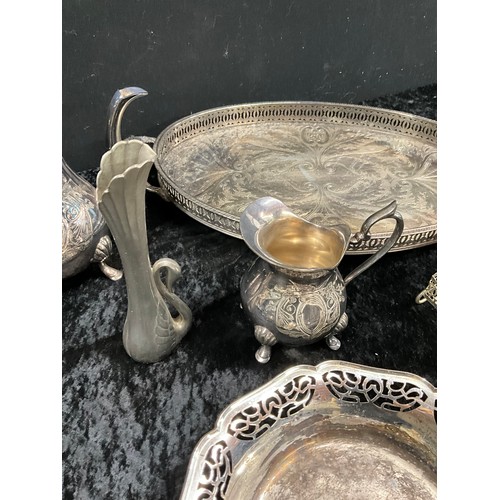 172 - QUANTITY OF SILVER PLATED ITEMS TO INCLUDE TEA AND COFFEE JUGS CREAM AND SUGAR BOWL SERVING DISHES V... 