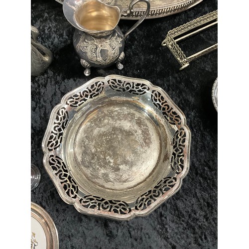 172 - QUANTITY OF SILVER PLATED ITEMS TO INCLUDE TEA AND COFFEE JUGS CREAM AND SUGAR BOWL SERVING DISHES V... 