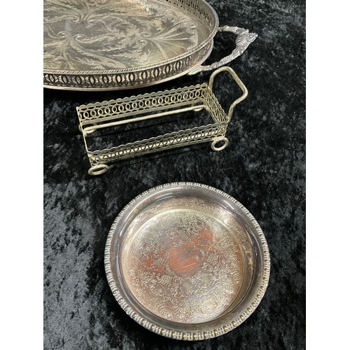 172 - QUANTITY OF SILVER PLATED ITEMS TO INCLUDE TEA AND COFFEE JUGS CREAM AND SUGAR BOWL SERVING DISHES V... 