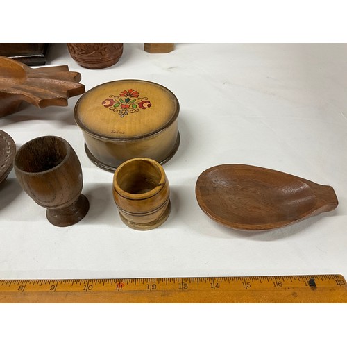 181 - BOX OF WOODEN ITEMS TO INCLUDE WOODEN TRINKET BOXES EGG CUPS CIRCULAR BAROMETER DIA7