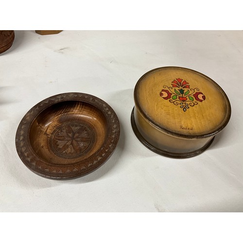 181 - BOX OF WOODEN ITEMS TO INCLUDE WOODEN TRINKET BOXES EGG CUPS CIRCULAR BAROMETER DIA7