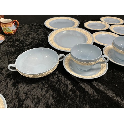 197 - QUANTITY OF CERAMICS TO INCLUDE WEDGWOOD CLEMENTINE PATTERN DISHES WEDGWOOD FALLOW DEER SOUP JUGS  E... 