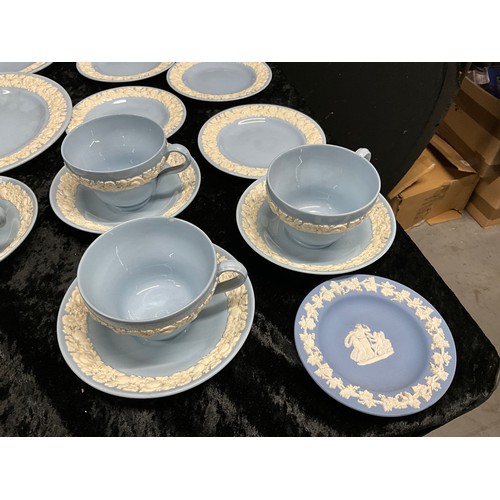 197 - QUANTITY OF CERAMICS TO INCLUDE WEDGWOOD CLEMENTINE PATTERN DISHES WEDGWOOD FALLOW DEER SOUP JUGS  E... 