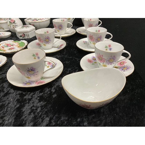 200 - QUANTITY OF VARIOUS CHINA TO INCLUDE WEDGWOOD HATHAWAY ROSE PARAGON BONE CHINA CROWN STAFFORDSHIRE C... 