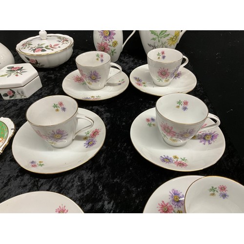 200 - QUANTITY OF VARIOUS CHINA TO INCLUDE WEDGWOOD HATHAWAY ROSE PARAGON BONE CHINA CROWN STAFFORDSHIRE C... 