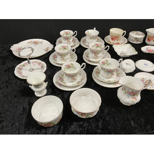 200 - QUANTITY OF VARIOUS CHINA TO INCLUDE WEDGWOOD HATHAWAY ROSE PARAGON BONE CHINA CROWN STAFFORDSHIRE C... 