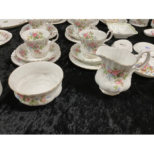 200 - QUANTITY OF VARIOUS CHINA TO INCLUDE WEDGWOOD HATHAWAY ROSE PARAGON BONE CHINA CROWN STAFFORDSHIRE C... 