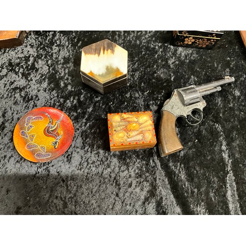 205 - COLLECTION OF VARIOUS WOODEN TRINKET BOXES AND REPLICA/TOY GUNS ALONG WITH WOODEN CASED INDIAN DECOR... 