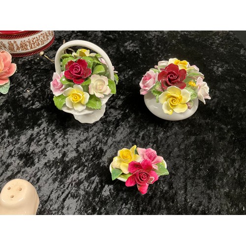 206 - ASSORTMENT OF CERAMIC DECORATIVE ORNAMENTS TO INCLUDE AYNSLEY ROSES AYNSLEY CUP AND SAUCER ROYAL CRO... 