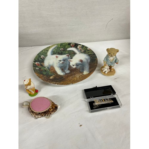 256 - BOX OF CHINA ITEMS TO INCLUDE ROYAL WINTON COALPORT WEDGWOOD ETC