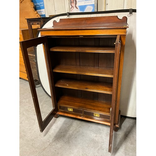 490 - VICTORIAN MAHOGANY TWO DOOR GLAZED BOOKCASE WITH ADJUSTABLE SHELVES W38