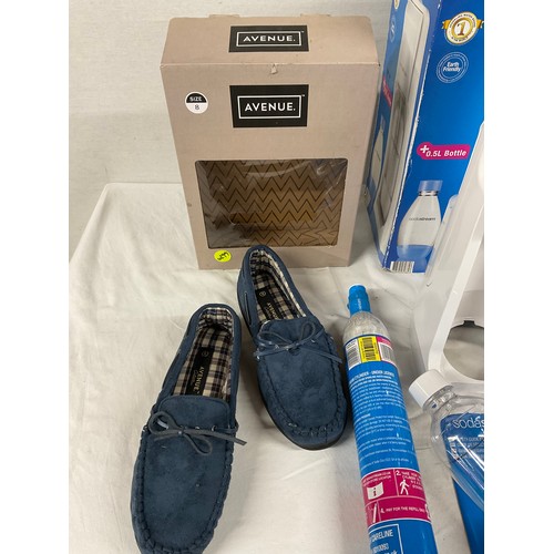 284 - BOXED SODASTREAM BOXED AVENUE SIZE 8 SLIPPERS HARMAN KARDON SATELITTE SPEAKER AND SYSTEM