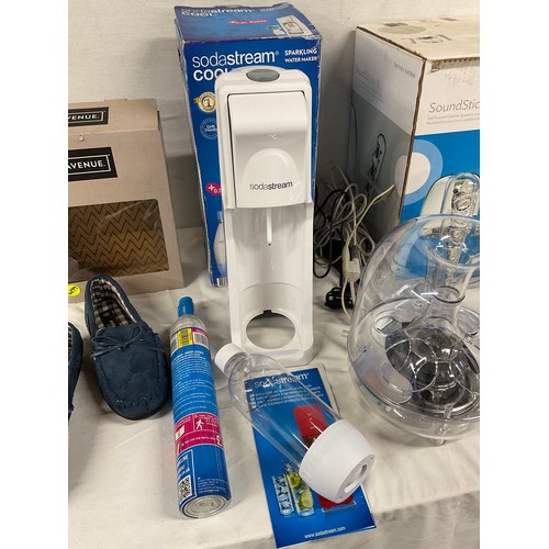 284 - BOXED SODASTREAM BOXED AVENUE SIZE 8 SLIPPERS HARMAN KARDON SATELITTE SPEAKER AND SYSTEM