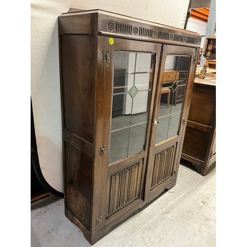 517 - VINTAGE 1950S OAK DISPLAY CABINET WITH TWO LEADED GLASS DOORS W36