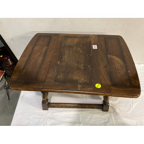 518 - SMALL VINTAGE OAK DROP LEAF TABLE ON TURNED SUPPORTS A/F W19